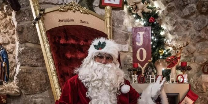 Issa Kassissieh als Weihnachtsmann in seinem Haus in Jerusalem. Foto: Ilia Yefimovich/dpa Issa Kassissieh als Weihnachtsmann in seinem Haus in Jerusalem. Foto: Ilia Yefimovich/dpa