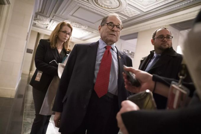 Jerrold Nadler spircht mit Reportern. Er wird die Anhörungen um das Verfahren gegen Donald Trump leiten. Trump Impeachment