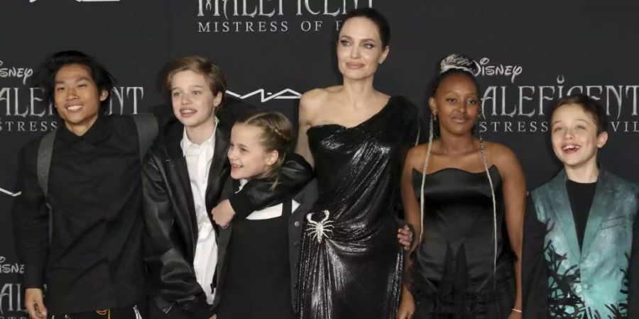 Angelina Jolie mit fünf ihrer sechs Kinder bei der Premiere von Maleficient.