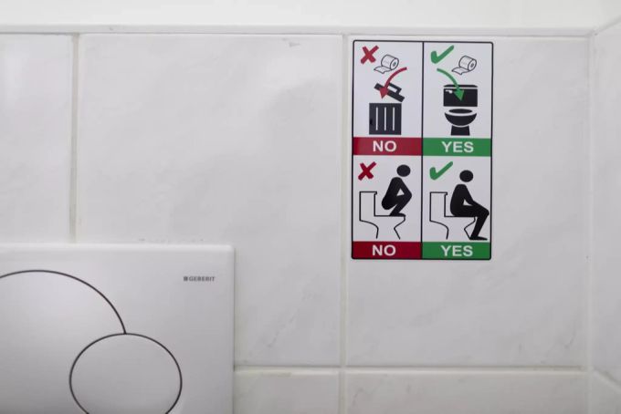 In der Schweiz beschäftigt man sich eher damit, dass sich Touristen richtig auf die Toilette setzen, wie hier bei der Rigi Bahn. Toilette