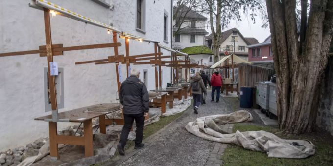 Beim Wintersturm vom 14. Dezember entstanden am Weihnachtsmarkt in Stans viele kleine Sachschäden. sturm