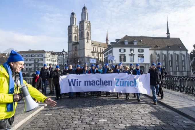 Mitglieder der Partei laufen am Spaziergang der FDP Kanton Zürich anlässlich des kantonalen Wahlkampfs. FDP