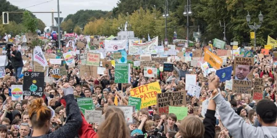 Laut der aktuellen Shell-Jugendstudie fürchten sich Jugendliche am meisten vor Umweltverschmutzung. Foto: Jörg Carstensen/dpa