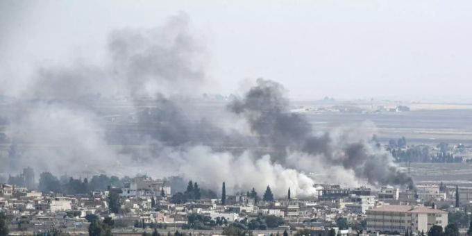 Rauchwolken über syrischer Grenzstadt Ras al-Ain türkei offensive