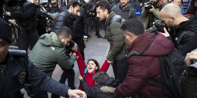 Protest-Tanz - Festnahmen in Istanbul bei Kundgebung gegen Frauengewalt