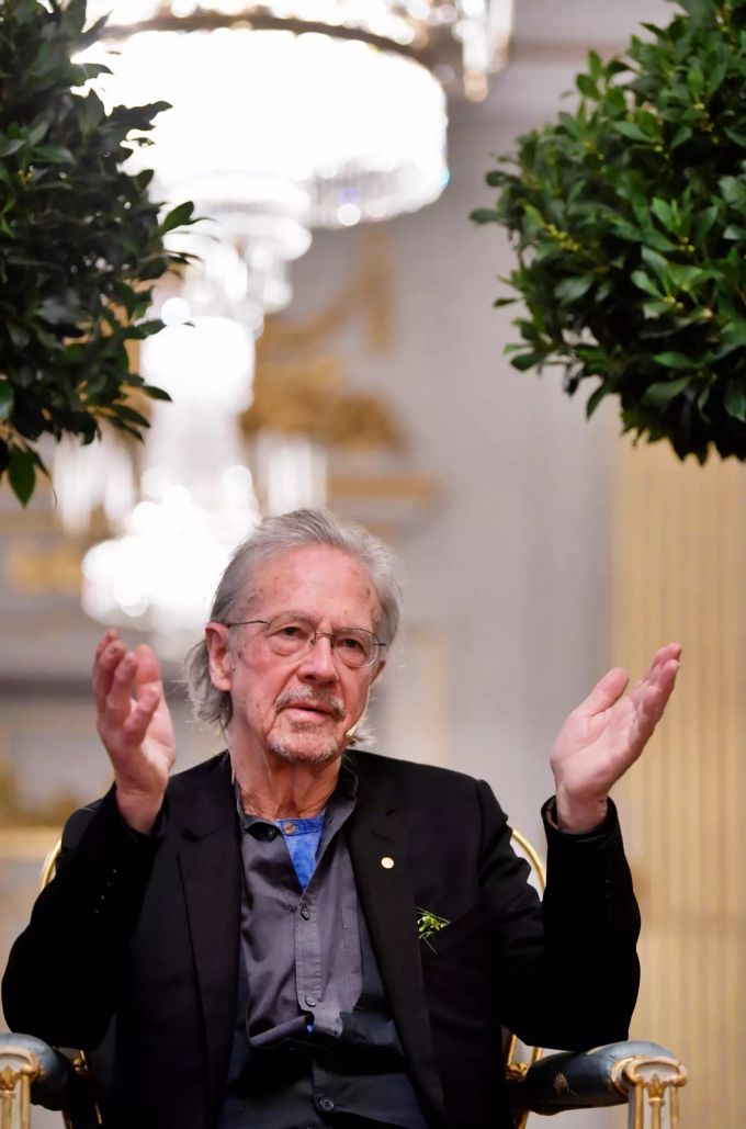 Peter Handke, Nobelpreisträger für Literatur, spricht auf einer Pressekonferenz in der Schwedischen Akademie. peter handke rede