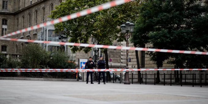 Polizeibeamte stehen nach einer Messerattacke vor der Pariser Polizeipräfektur Wache. Messerattacke in Paris