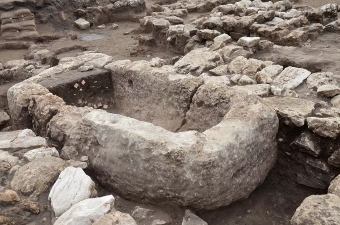 Ein Wasserbecken aus Stein, das vermutlich für religiöse Rituale genutzt wurde, ist auf dem Gelände der Ausgrabungsstätte En Esur nahe dem heutigen Harish im Bezirk Haifa zu sehen. en esur
