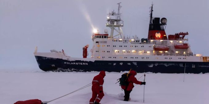 Die «Polarstern», welche sich in der Eisscholle einfrieren liess und danach beabsichtigte ein Jahr mit dem Eis zu driften. Die «Polarstern» Arktis