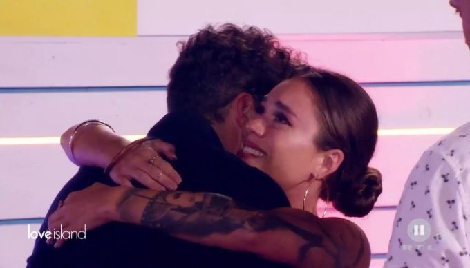 Melissa bricht bei «Love Island» in Tränen aus, als sie Danilo umarmt. Love Island 2019