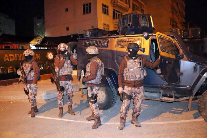Türkische Polizisten einer Anti-Terror-Einheit stehen während einer Razzia zur Ergreifung mutmasslicher IS-Anhänger neben einem Panzerfahrzeug. IS-Anhänger in der Türkei