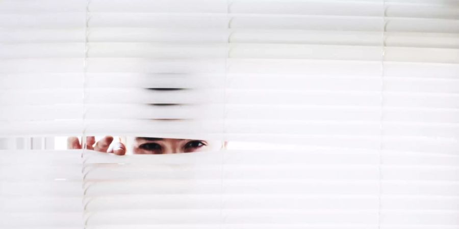 Eine Person schaut durch das Fenster