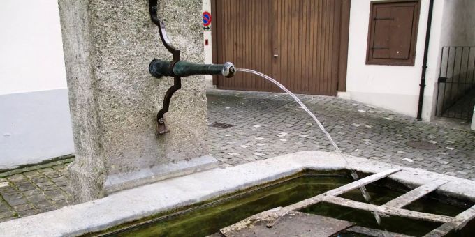 Ein Brunnen in der Schweiz. Wasser Schweiz