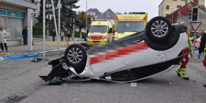 In Grenchen hat sich am Samstagmorgen ein Auto bei einem Verkehrsunfall überschlagen. Kapo Solothurn Grenchen