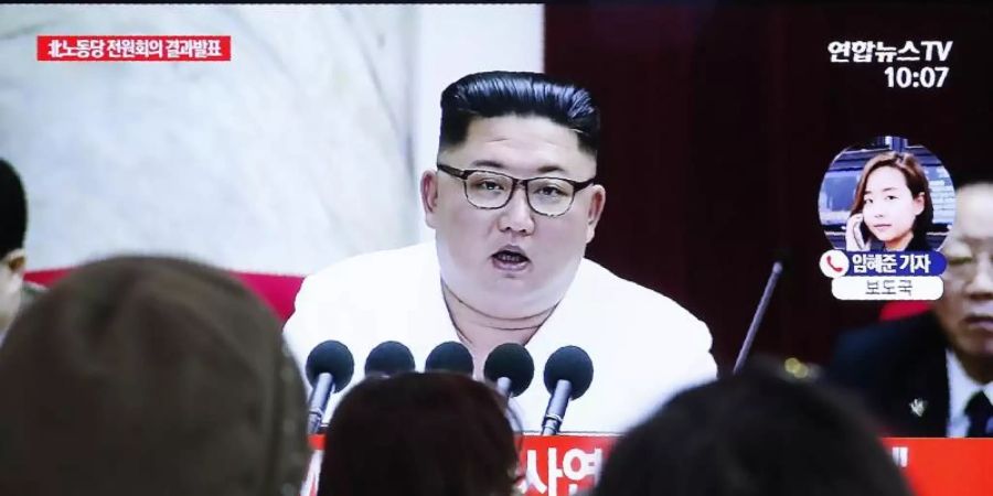 Südkoreaner verfolgen in Seoul eine Nachrichtensendung, in der über Nordkoreas Machthaber Kim Jong Un berichtet wird. Foto: Ahn Young-Joon/AP/dpa