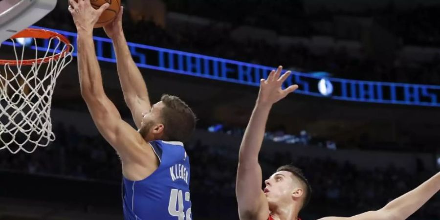 Maxi Kleber (l) konnte mit seinen 14 Punkten die erste Saisonniederlage der Mavericks nicht verhindern. Foto: Tony Gutierrez/AP/dpa