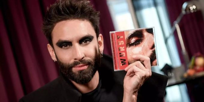 Tom Neuwirth brauchte ein bisschen Abstand von Conchita. Foto: Britta Pedersen/zb/dpa Tom Neuwirth brauchte ein bisschen Abstand von Conchita. Foto: Britta Pedersen/zb/dpa