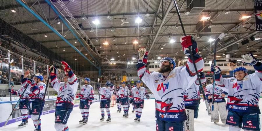 Die Spieler der Adler Mannheim jubeln nach dem zweiten Sieg binnen einer Woche in München. Foto: Lino Mirgeler