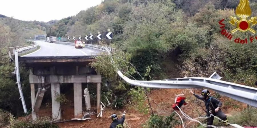 Die Überreste des Autobahnviadukts an der A6 in Richtung Turin. Foto: Uncredited/Vigili del Fuoco/AP/dpa