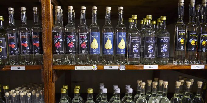Es greifen zwar weniger Menschen als auch schon jeden Tag zu Flasche oder Glas, aber die Zahl der regelmässigen Rauschtrinkerinnen und -trinker hat zugenommen. (Themenbild) alkohol sucht schweiz