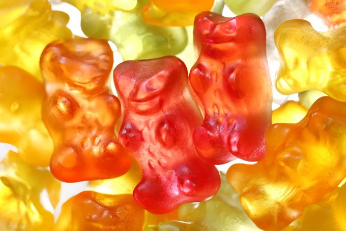 Gummibärchen von Haribo liegen auf einem Tisch. Haribo - Gummibären
