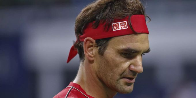 Roger Federer zieht im Werbespot eine Bandana von Uniqlo an. Roger Federer