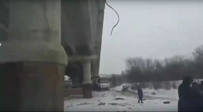 Der Bus stürzte in Sibirien von einer Brücke. bus unglück