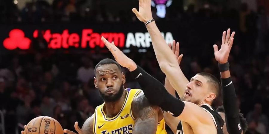 LeBron James (l) von den Lakers in Aktion gegen Alex Len von den Atlanta Hawks. Foto: Curtis Compton/TNS via ZUMA Wire/dpa