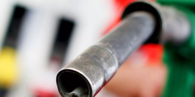 Zapfpistole an einer Tankstelle Zapfpistole an einer Tankstelle