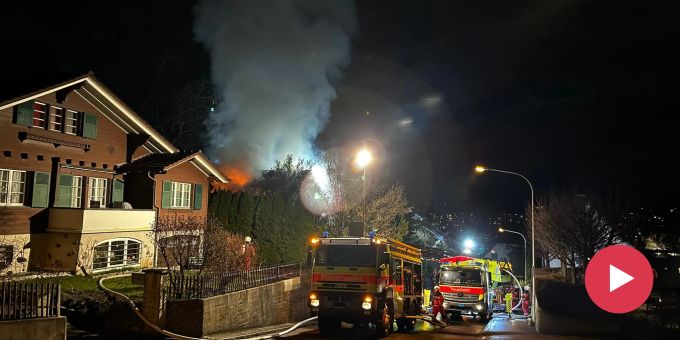 Ursache unklar - Haus in Adliswil ZH brennt lichterloh