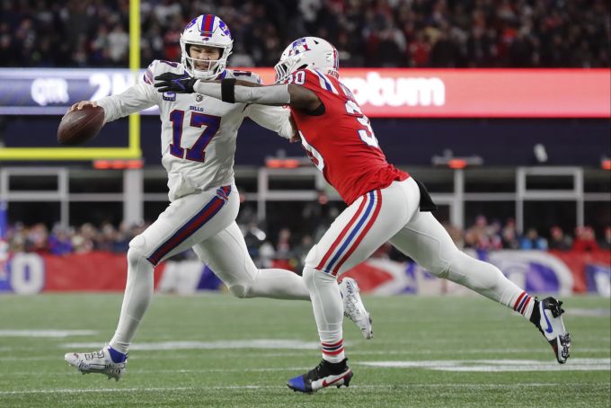 Quarterback Josh Allen (l.) soll die Bills in der NFL in den Super Bowl führen. NFL