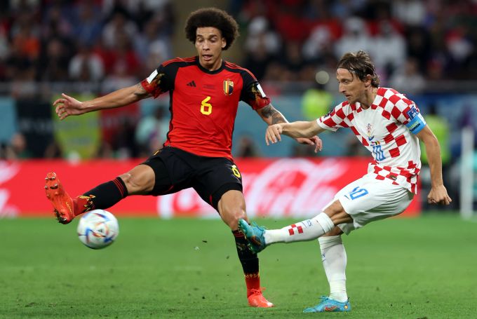 Luka Modric (Kroatien) gegen Axel Witsel (Belgien) an der WM 2022. Kroatien Belgien WM 2022