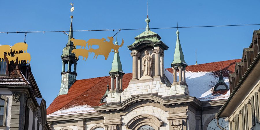 Weihnachtsdekoration im Dezember 2022 vor der Katholischen Stadtkirche St. Nikolaus in Frauenfeld. - Frauenfeld