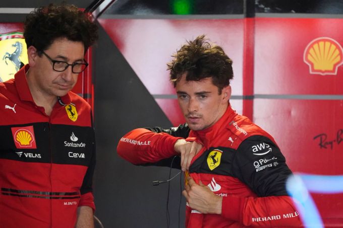 Teamchef Mattia Binotto (li.) muss Ferrari am Ende des Jahres verlassen. Ferrari Binotto Leclerc