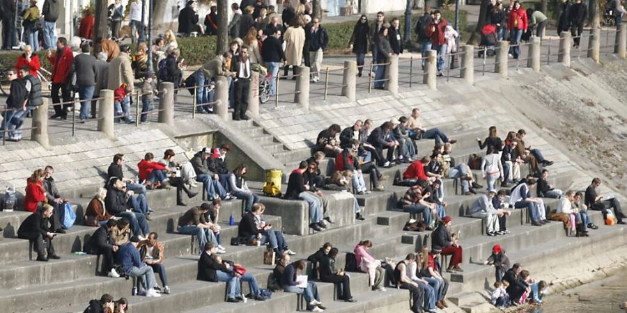 In Basel stehen die Chancen gut, dass es an Silvester und Neujahr am Rheinufer so aussieht wie an diesem milden Frühlingstag im Jahr 2006. (Archivbild)