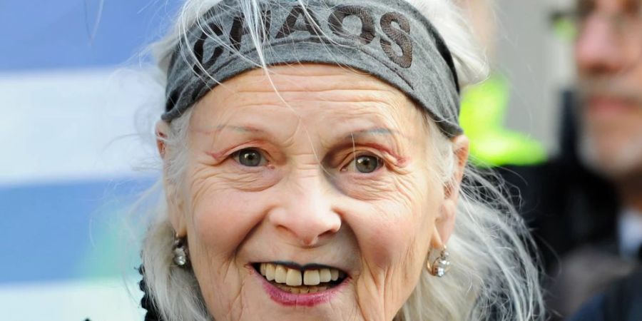 Vivienne Westwood mit «Chaos»-Stirnband bei einem Protest.