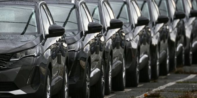 Neuwagen auf einem Werksparkplatz in Frankreich Neuwagen auf einem Werksparkplatz in Frankreich