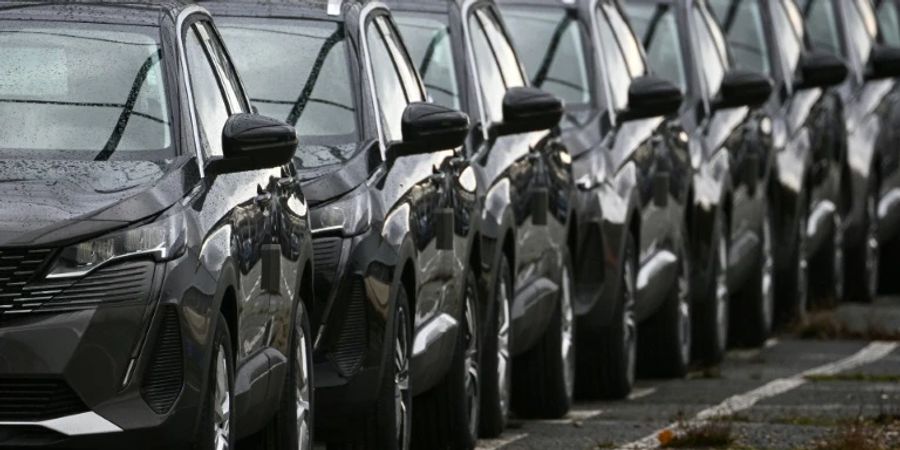 Neuwagen auf einem Werksparkplatz in Frankreich