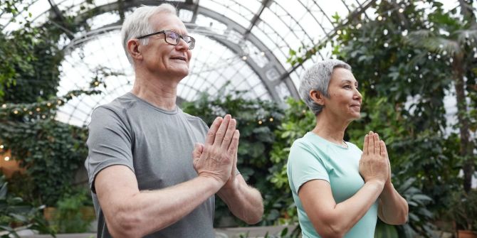 Mann Frau Garten Yoga Armhaltung Seitenaufnahme