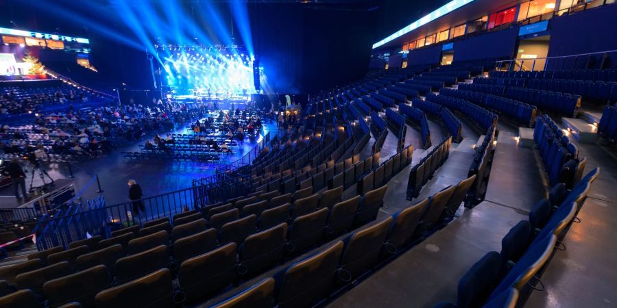 Zahlreiche Sitzplätze auf den Rängen der Arena in Hamburg sind während eines Konzerts leer.
