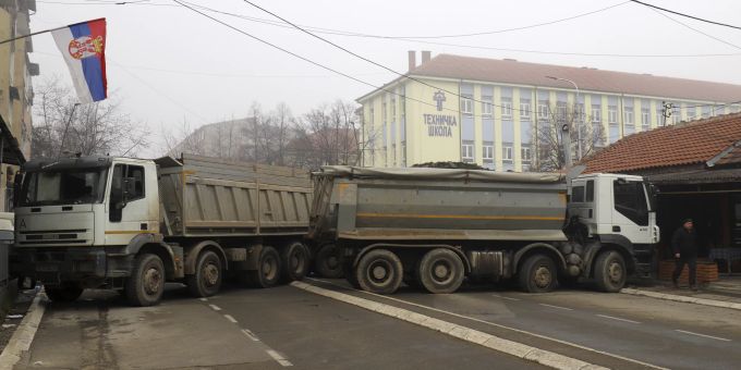Die Lastwagen-Barrikade in Mitrovica Kosovo Serbia Tensions