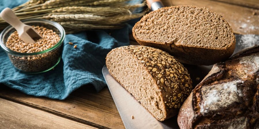 Nicht jedes dunkle Brot mit Körnern ist direkt ein Vollkornbrot. Es könnte auch ein Mehrkornbrot sein, in dem allerdings nicht das ganze Korn verarbeitet wurde.