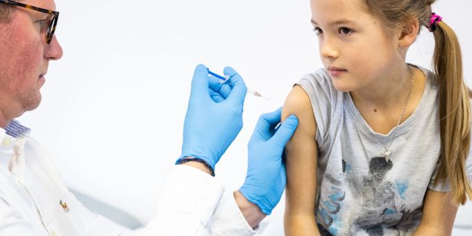 Eine Impfung kann verhindern, dass eine Grippe schwer verläuft. Kinder mit bestimmten Erkrankungen profitieren darum von dem Piks. Eine Impfung kann verhindern, dass eine Grippe schwer verläuft. Kinder mit bestimmten Erkrankungen profitieren darum von dem Piks.
