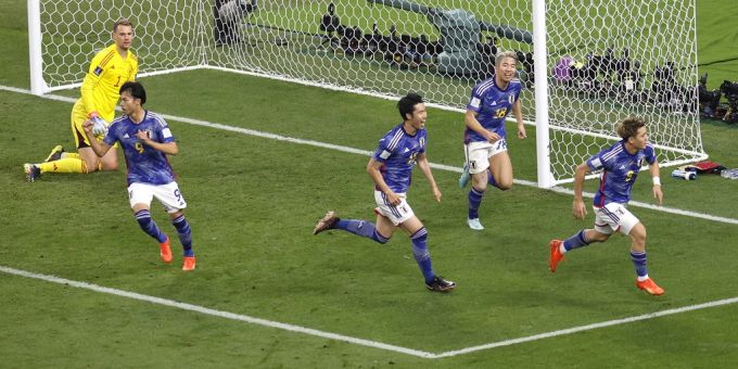Die Japaner jubeln nach dem Siegestor gegen Deutschland bei der WM 2022. WM 2022