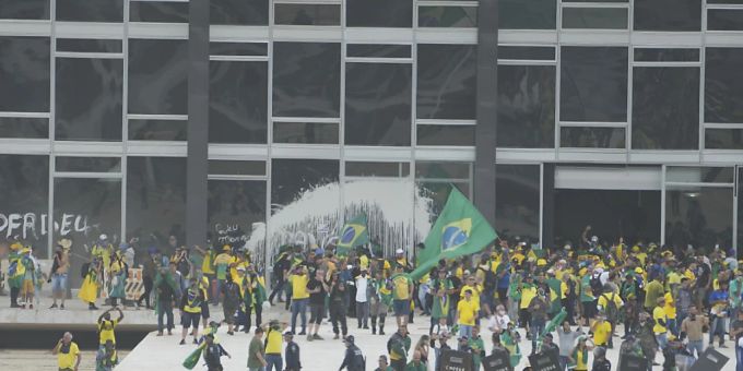 Anhänger des ehemaligen brasilianischen Präsidenten Bolsonaro stürmen den Palacio do Planalto, den offiziellen Sitz des brasilianischen Präsidenten. Foto: Eraldo Peres/AP/dpa Anhänger des ehemaligen brasilianischen Präsidenten Bolsonaro stürmen den Palacio do Planalto, den offiziellen Sitz des brasilianischen Präsidenten. Foto: Eraldo Peres/AP/dpa