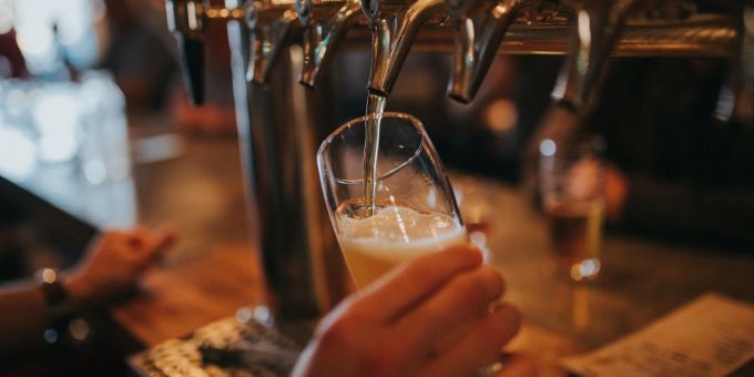 Frisch gezapft schmeckt Bier besser: was ist dran? Bier Glas zapfen Hand