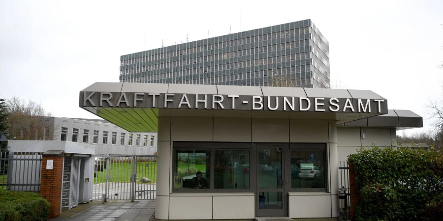 Der Eingang zum Kraftfahrt-Bundesamt (KBA). Die Deutsche Umwelthilfe hat Klage gegen das KBA eingereicht.