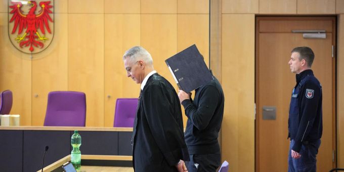 Der 24 Jahre alte Mann soll im alkoholisierten Zustand und mit überhöhter Geschwindigkeit auf der Bundesstrasse 96a im Mühlenbecker Land einen Unfall verursacht haben bei dem zwei Menschen starben. raser