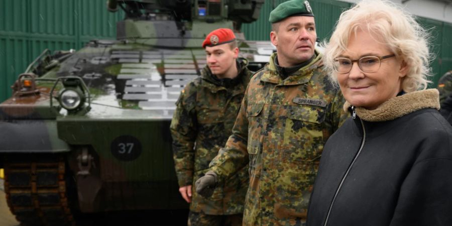 Verteidigungsministerin Christine Lambrecht und Oberstleutnant Thomas Spranger (M) vor einem Schützenpanzer Marder in der Erzgebirgskaserne in Marienberg.