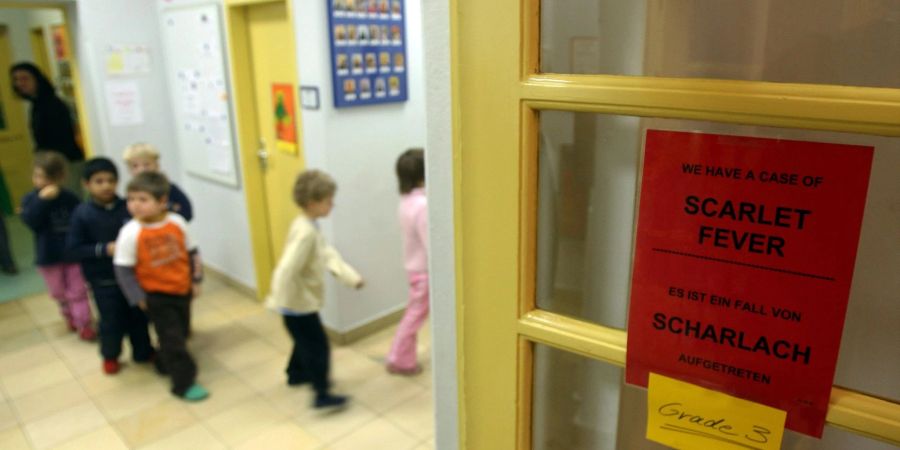 Ein Schild warnt vor Scharlach in einer  internationalen Vorschule in Berlin. (Symbolbild)